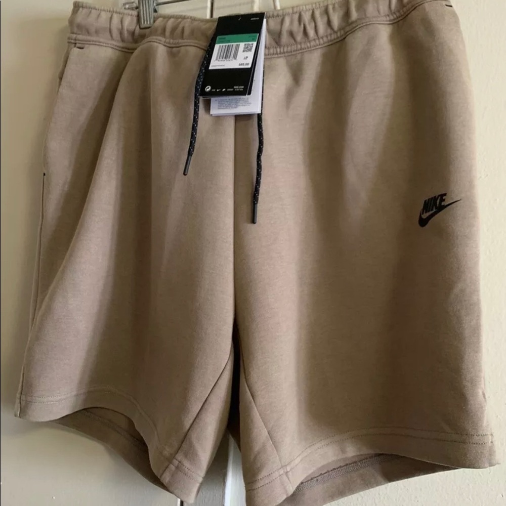 Brand new authentic Nike tech shorts in size Xl